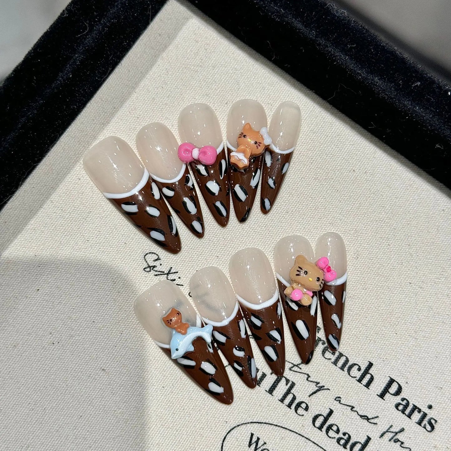10 parches de uñas postizas francesas rosas, hechos a mano, con diseño de almendras largas, con estampado de leopardo y cadena de metal.