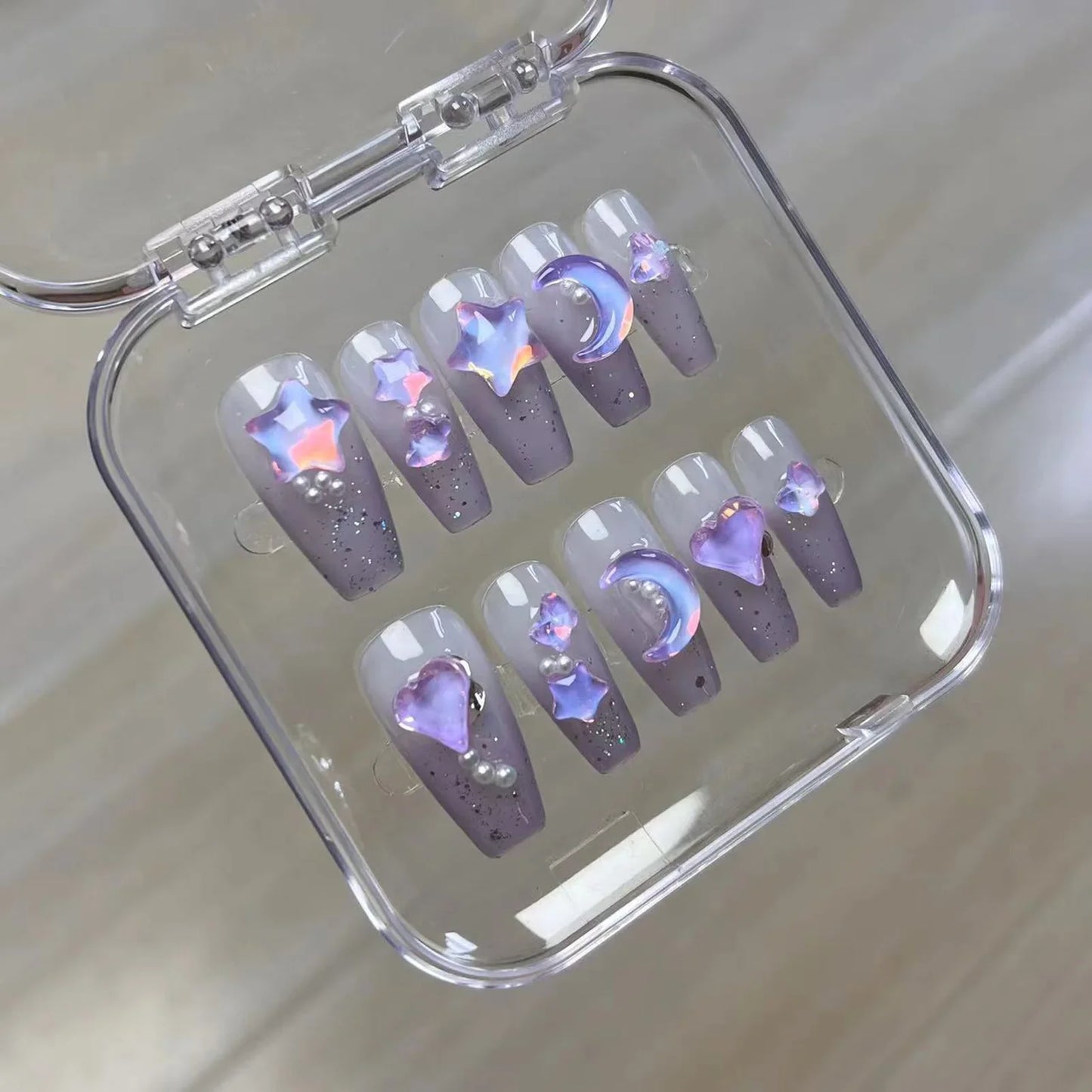 10 uñas postizas desmontables de color crema de azúcar, brillantes, hechas a mano, moradas brillantes, con diseño de luna y estrella 3D.