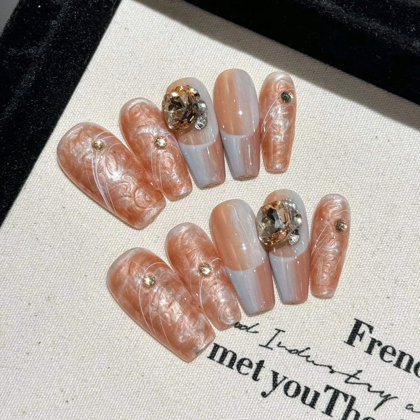 10 uñas postizas de otoño hechas a mano, de longitud media, con diseño de escalera y flores doradas, estilo francés blanco para mujer.