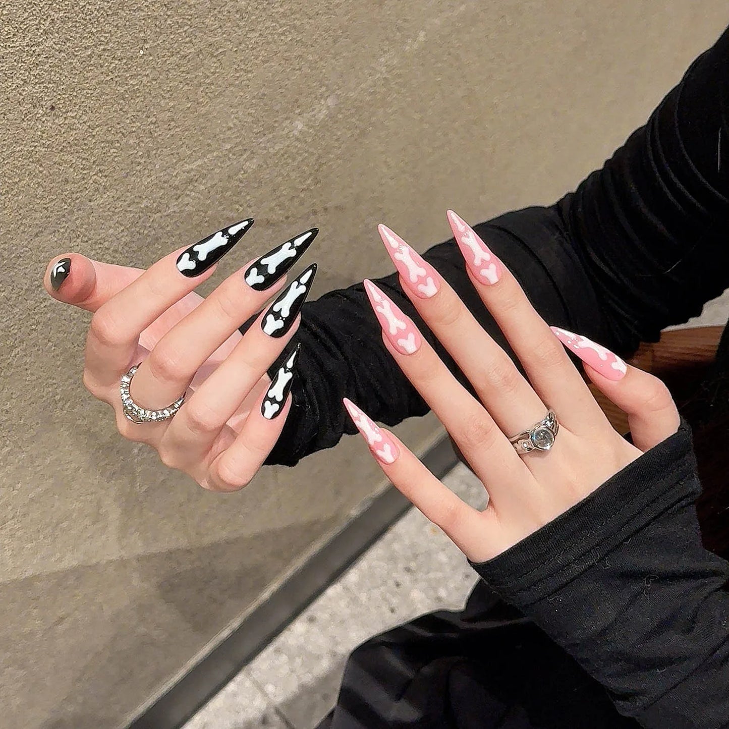 10 uñas postizas con temática de Halloween, hechas a mano, con diseño de garra de gato en degradado, color rosa y negro, con parches largos de aguja.