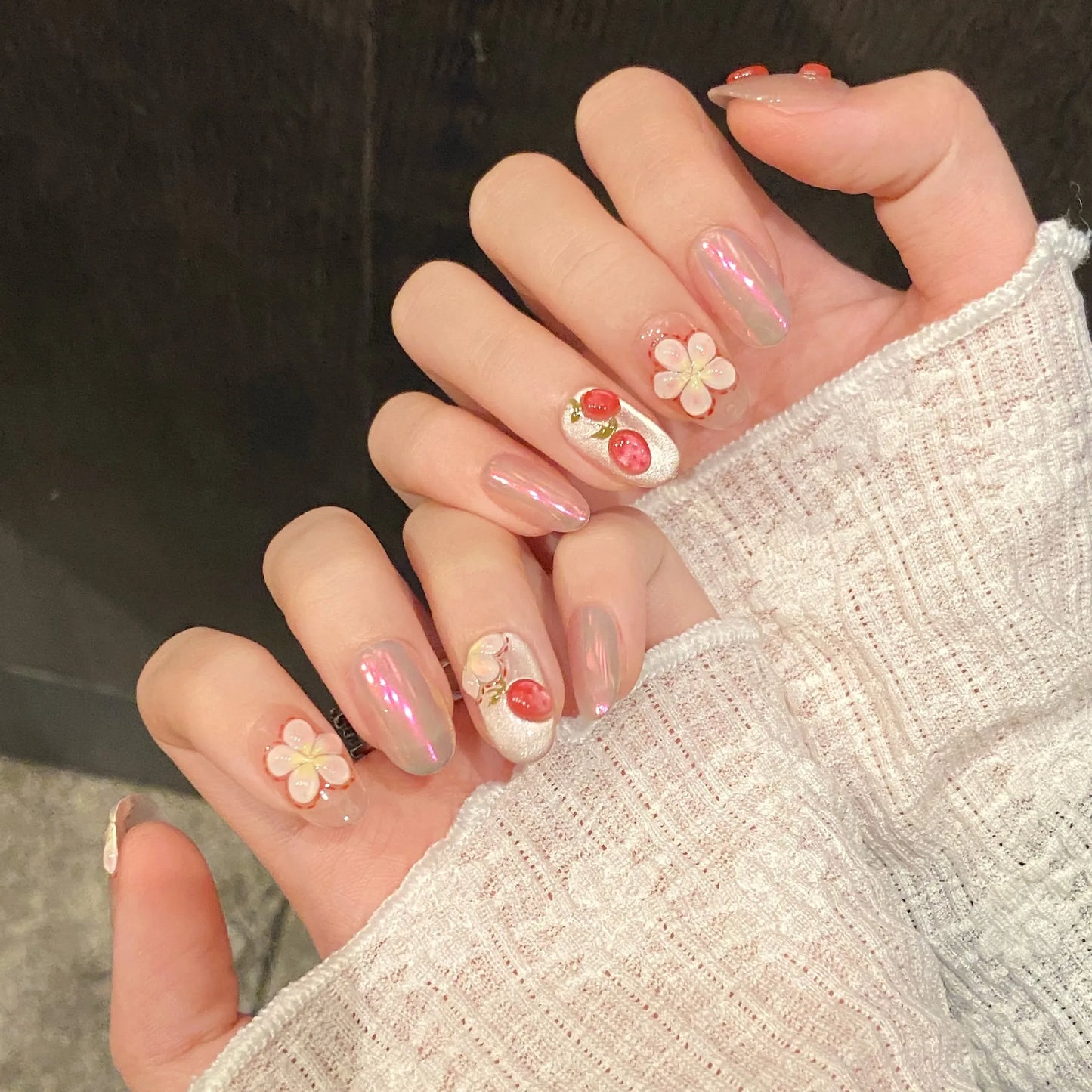 10 parches de uñas postizas ovaladas cortas y dulces, pintados a mano, con diseño de flor de fresa rosa en 3D, para primavera y verano, hechos a mano.