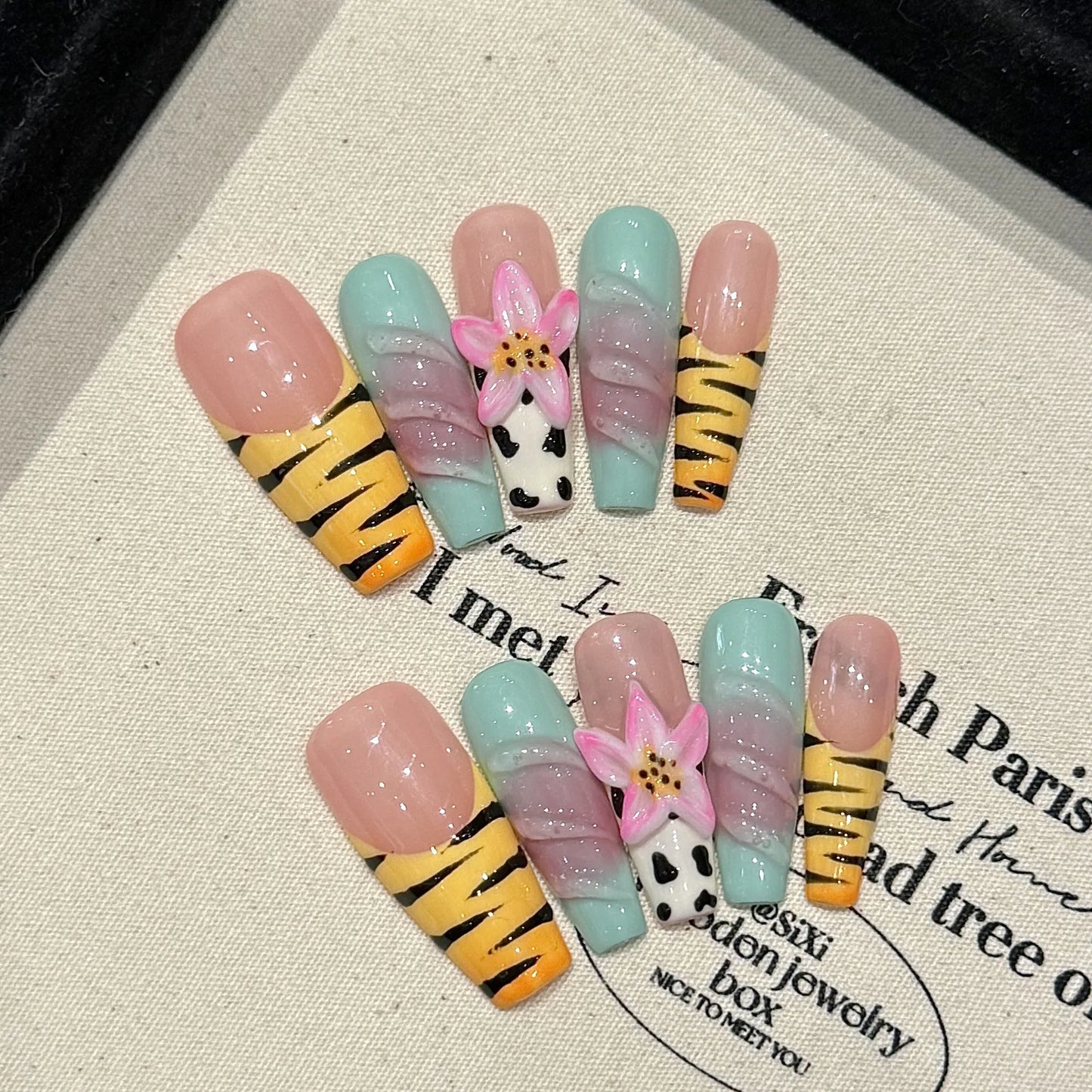 10 uñas postizas de otoño hechas a mano, de longitud media, con diseño de escalera y flores doradas, estilo francés blanco para mujer.