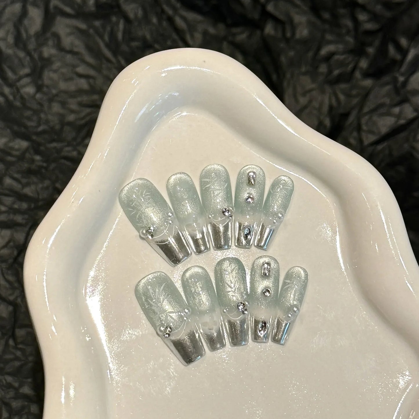 10 uñas postizas hechas a mano, estilo chino, plateadas, con puntas francesas, pintadas a mano, con hojas de bambú, perlas y diamantes.