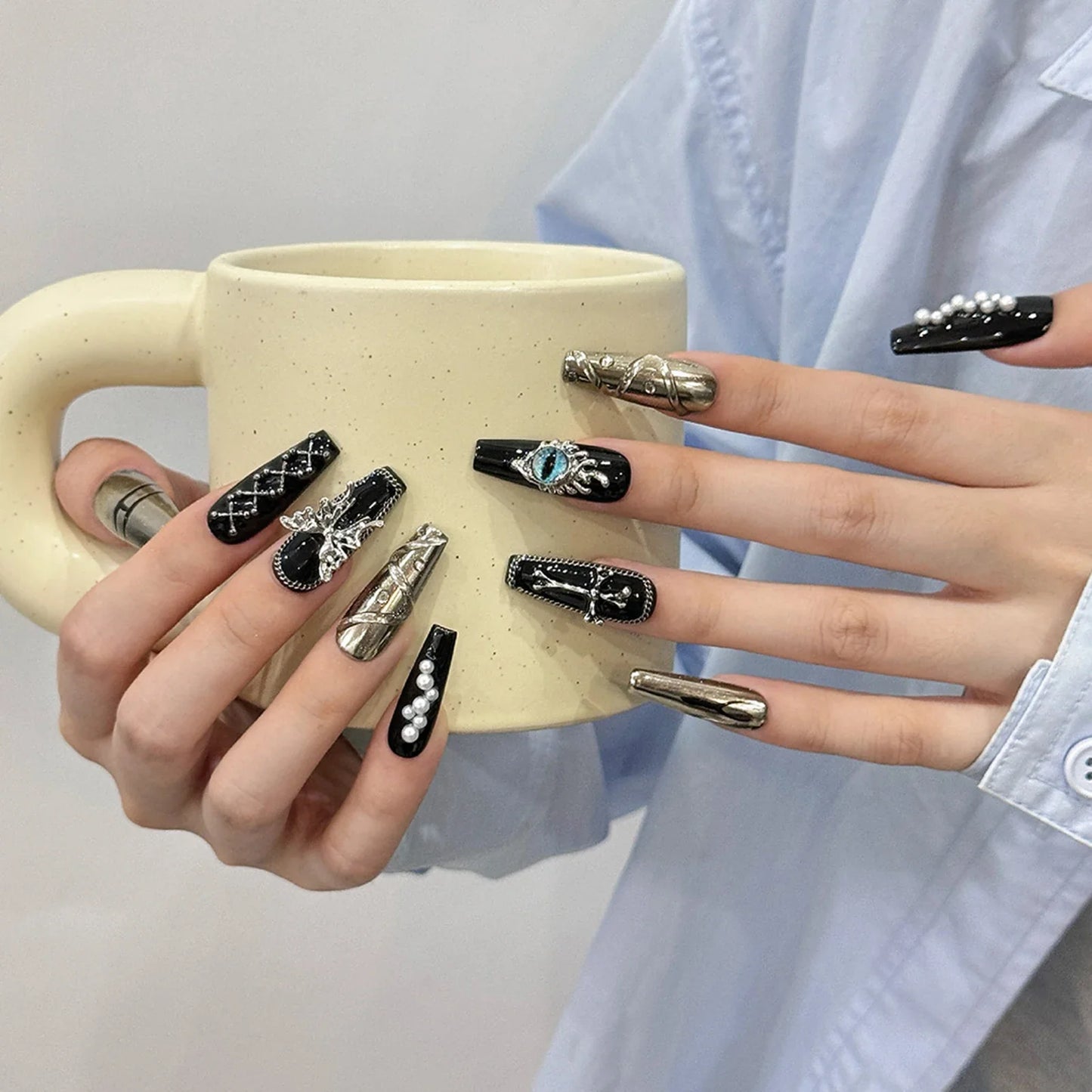 10 uñas postizas negras oscuras hechas a mano, de longitud media, estilo Y2k, con diseños de mariposas, cruces y perlas de metal, parches para uñas postizas.