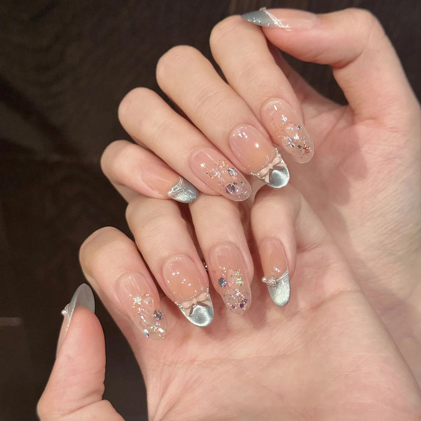 10 uñas postizas con lentejuelas brillantes, estilo ojo de gato, almendra dulce, estilo coreano, con lazos y decoración de perlas, color verde menta, estilo francés.