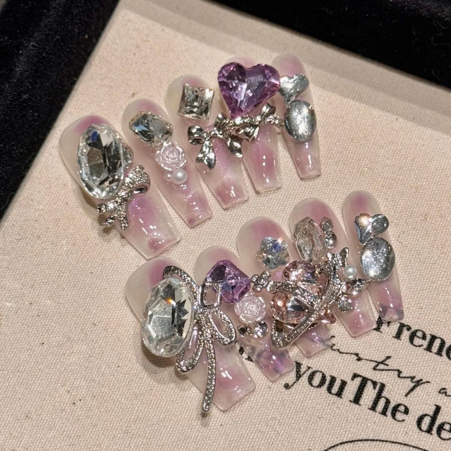 10 uñas postizas de otoño hechas a mano, de longitud media, con diseño de escalera y flores doradas, estilo francés blanco para mujer.