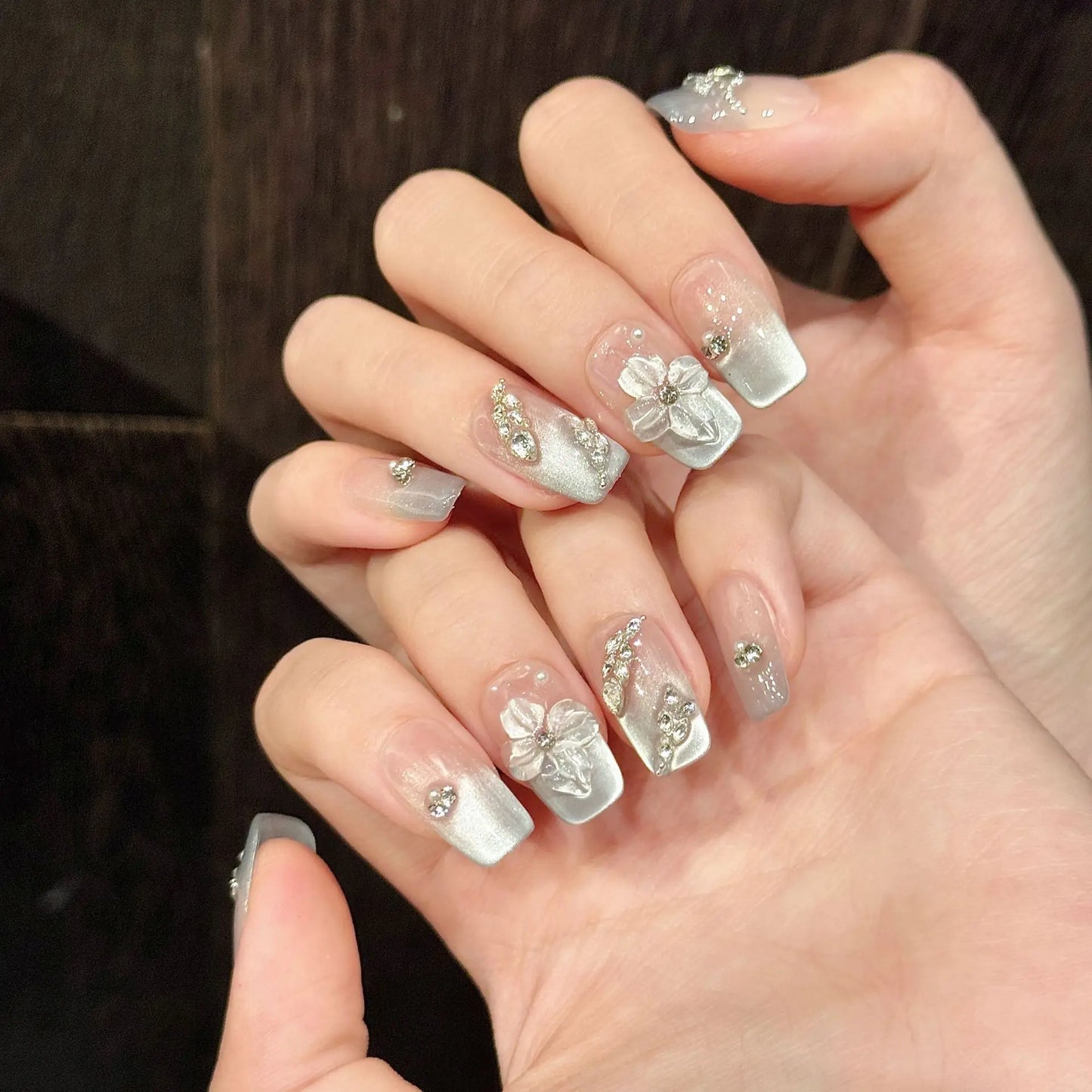 10 uñas postizas 3D talladas a mano con diseño de flor de hielo, color azul claro, estilo francés, estilo ojo de gato, hechas a mano, con encanto, para usar.