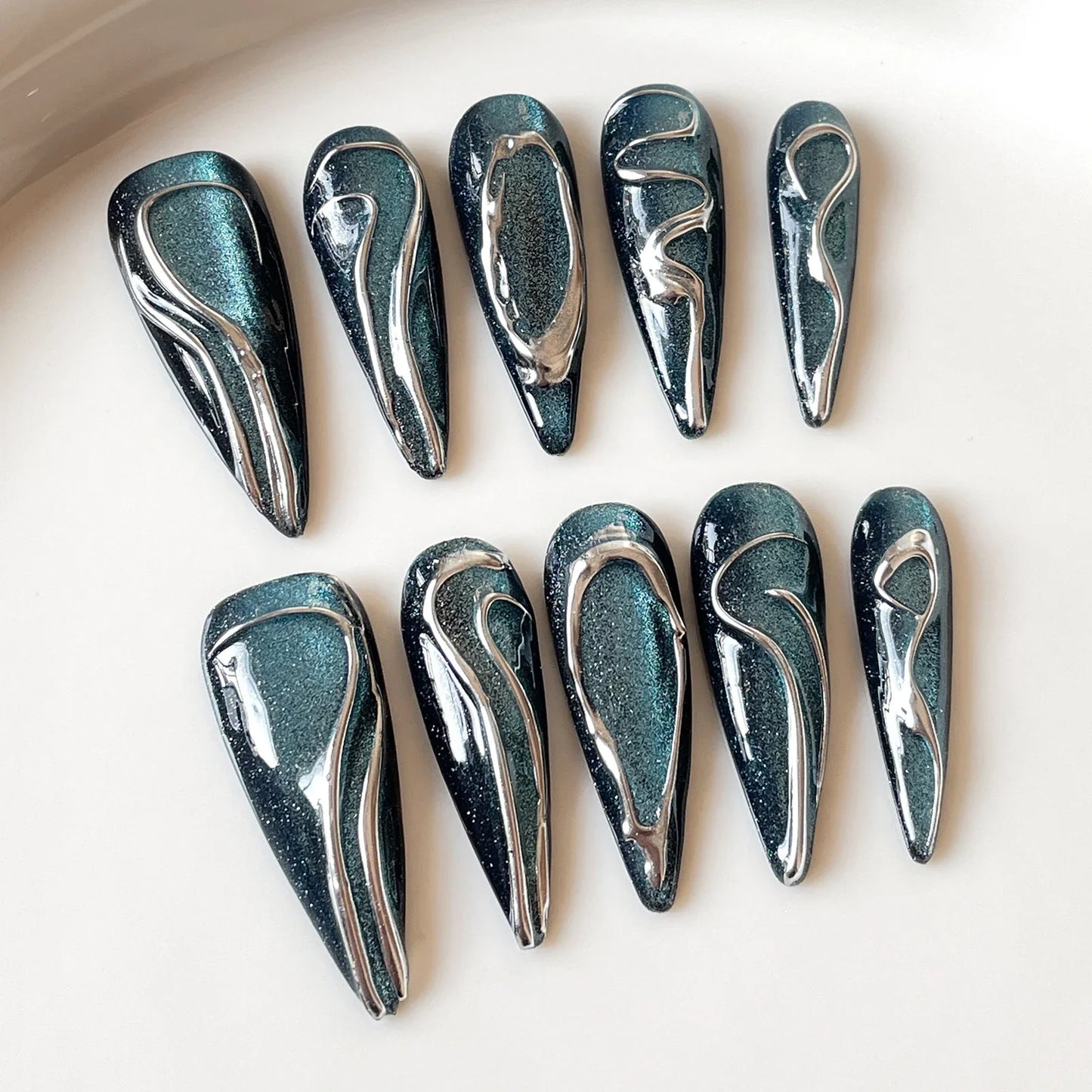 10 uñas postizas estilo punk hechas a mano con forma de aguja larga Y2k, parches de uñas postizas grises brillantes con decoración de rayas metálicas.