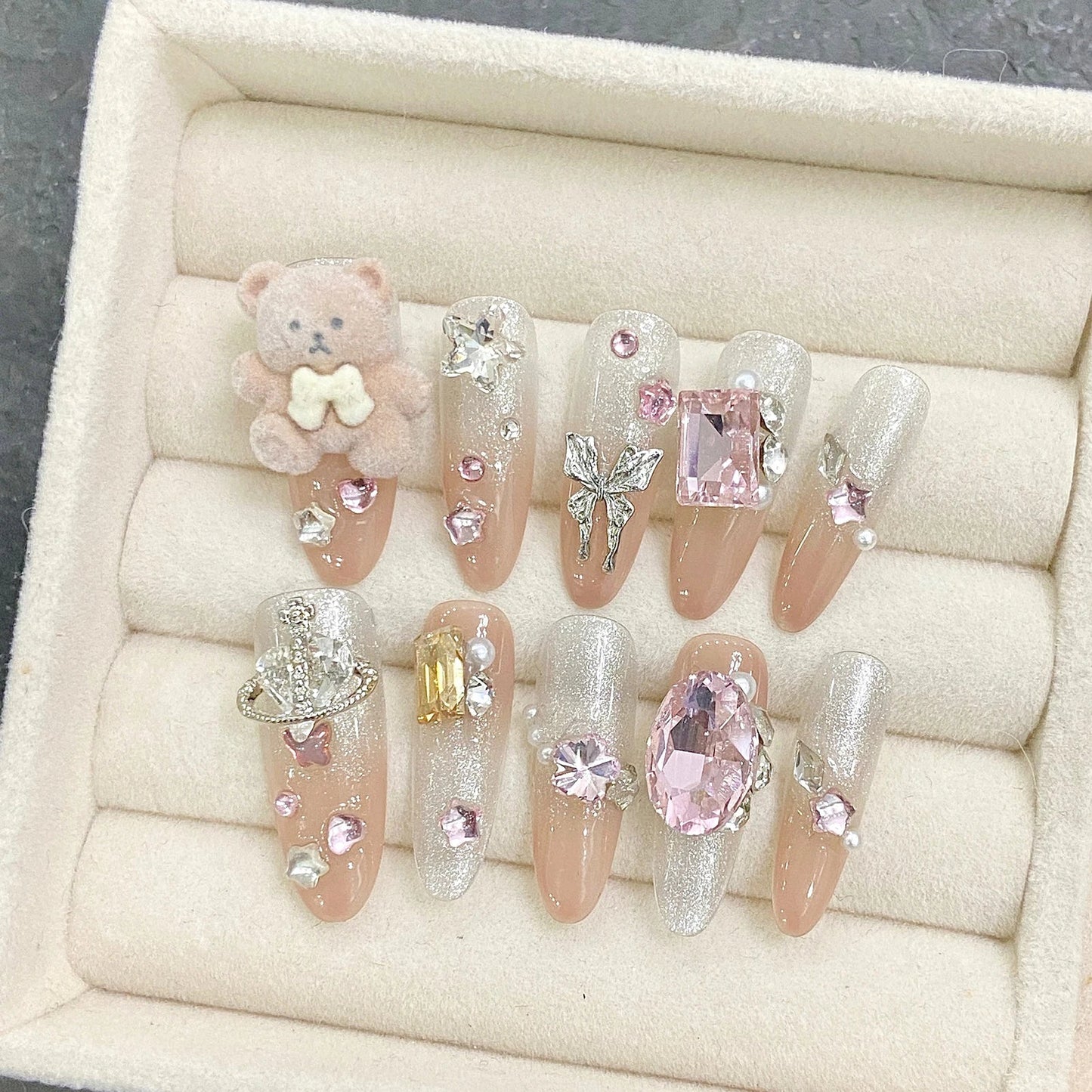 10 Stück Handgemachte Press On Nails Glitzer Diamant Schmetterling Niedliche Bären Dekor Falsche Nagelspitzen Tragbare Fake Nail Patches im französischen Stil