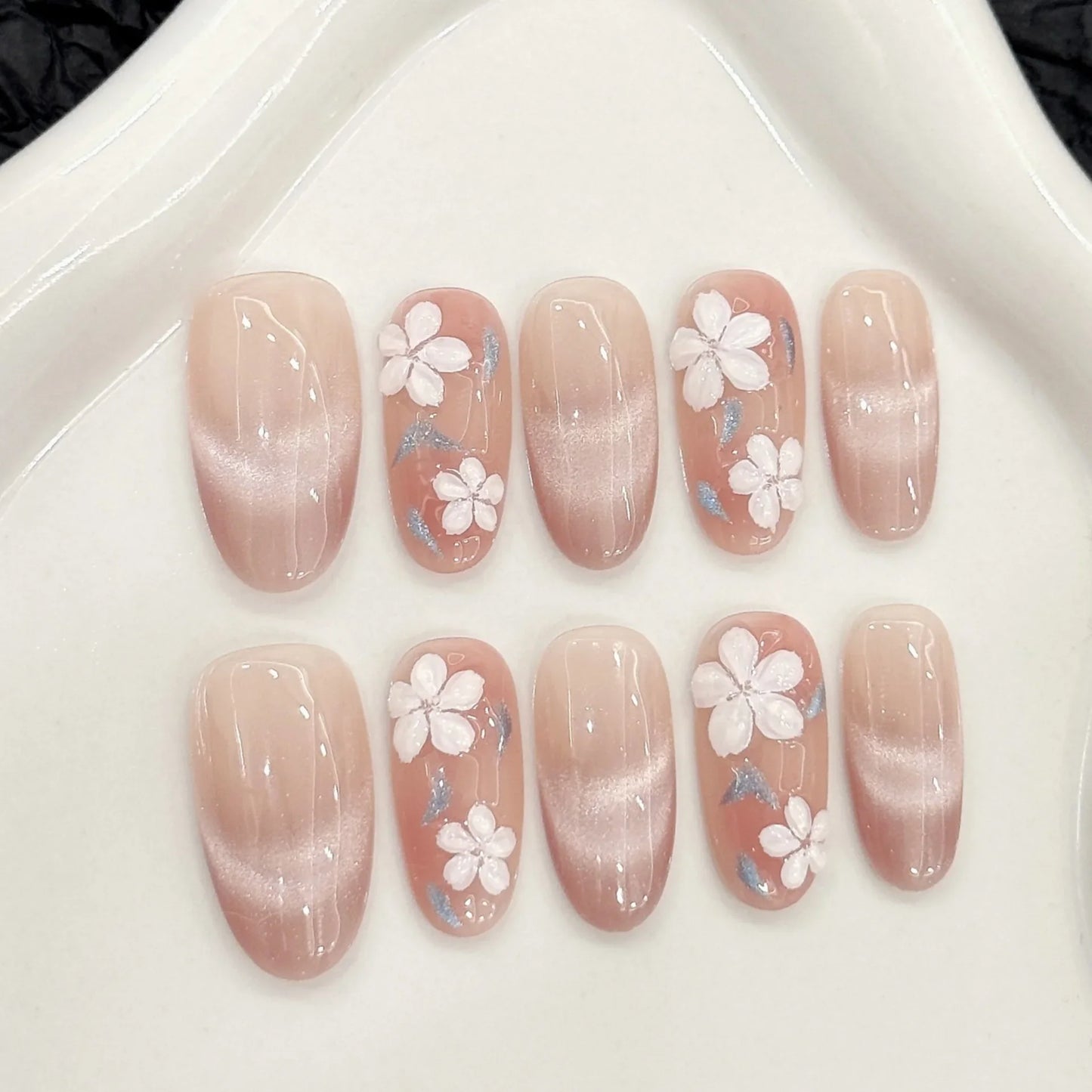 10 uñas postizas de flores blancas pintadas a mano, brillantes, color rosa almendra, estilo ojo de gato, desmontables, estilo primaveral.