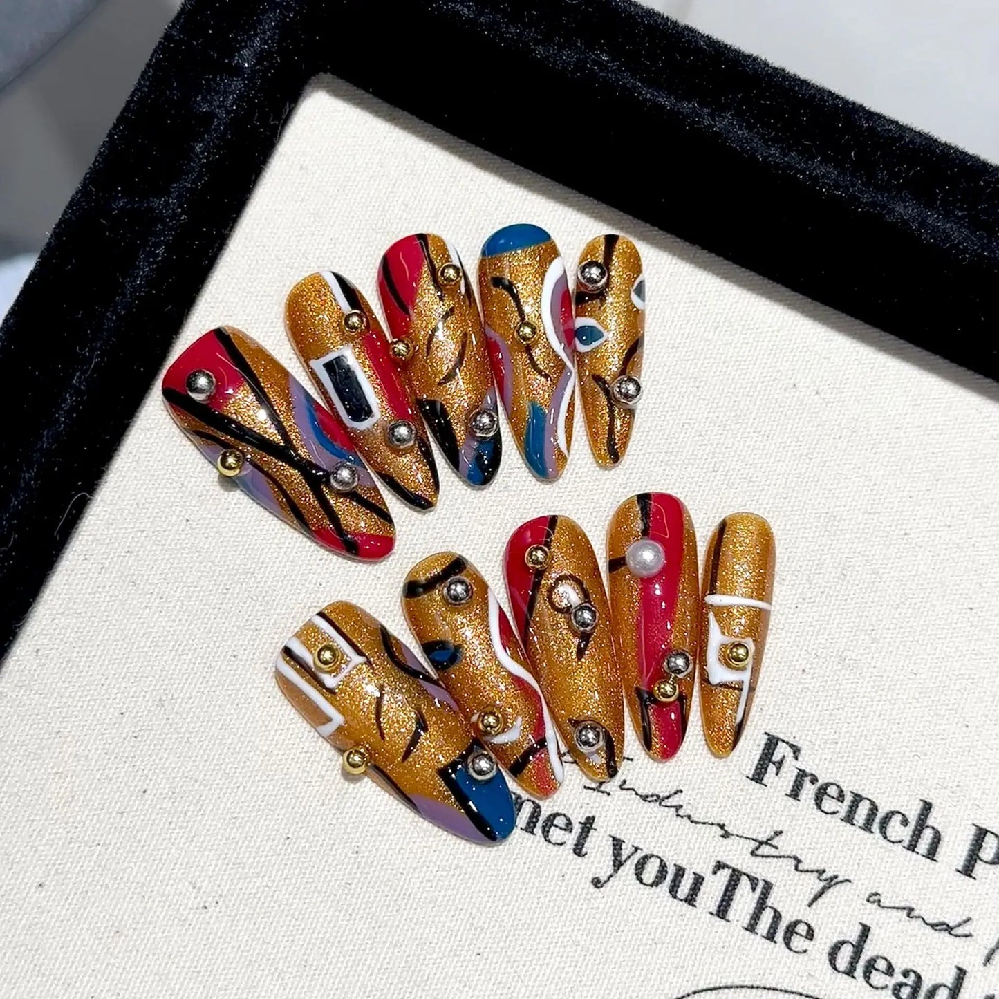 10 uñas postizas hechas a mano, largas, con diseño de ataúd, estrellas doradas, corazones y perlas, de lujo, para mujeres y niñas.