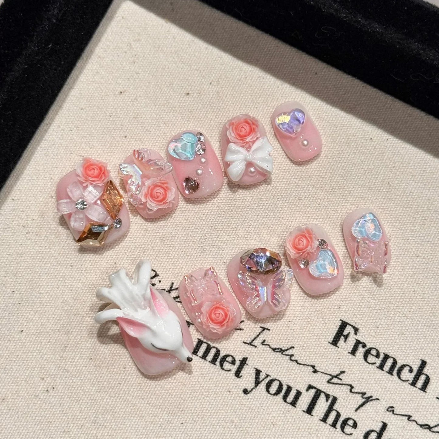 10 uñas postizas cuadradas cortas en rosa claro, hechas a mano, con lazos de flores de zorro 3D y diseños de mariposas.