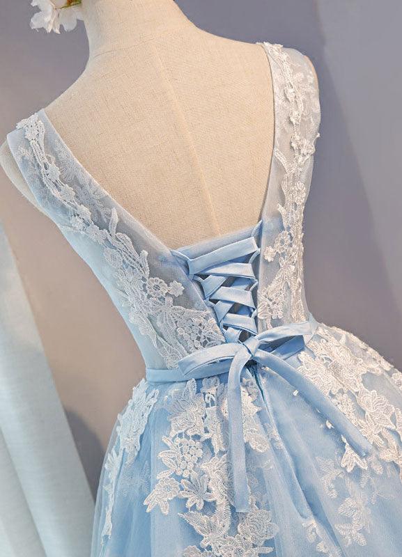 Vestido de fiesta corto de tul con escote redondo y apliques de encaje PG137