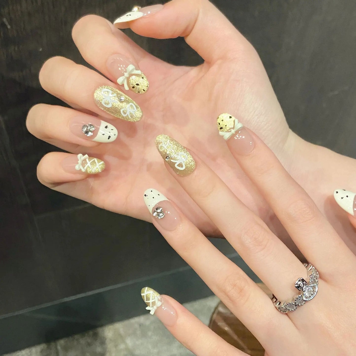 10 uñas postizas hechas a mano, estilo kawaii, almendra blanca, lazo francés, decoración, polvo dorado brillante, ojo de gato, uñas postizas dulces.