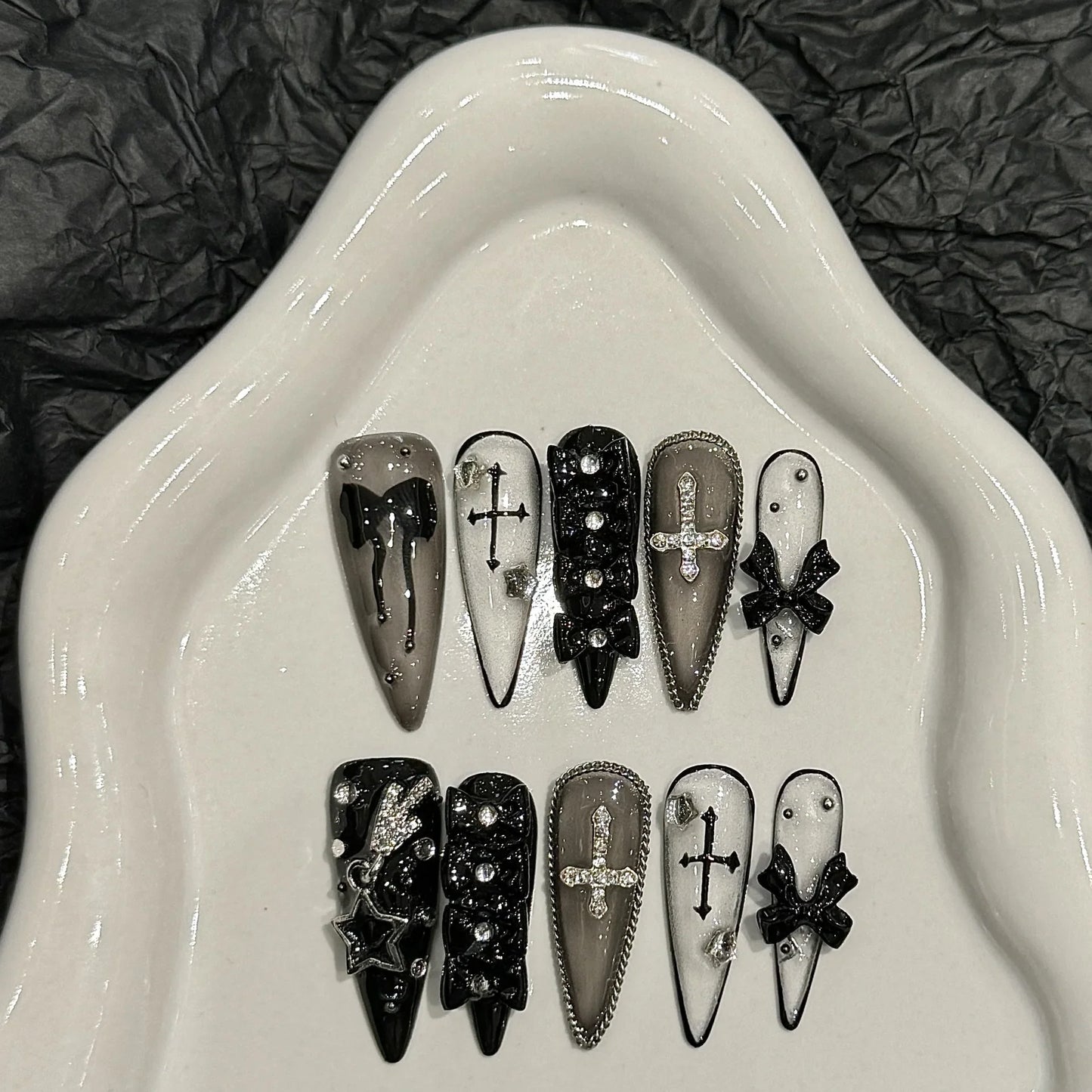 10 Stück handgefertigte Press-On-Nägel, dunkelschwarz, langer Stiletto, 3D-Schleifen, Strass-Dekor, künstliche Nägel, süße, coole Maniküre für Frauen