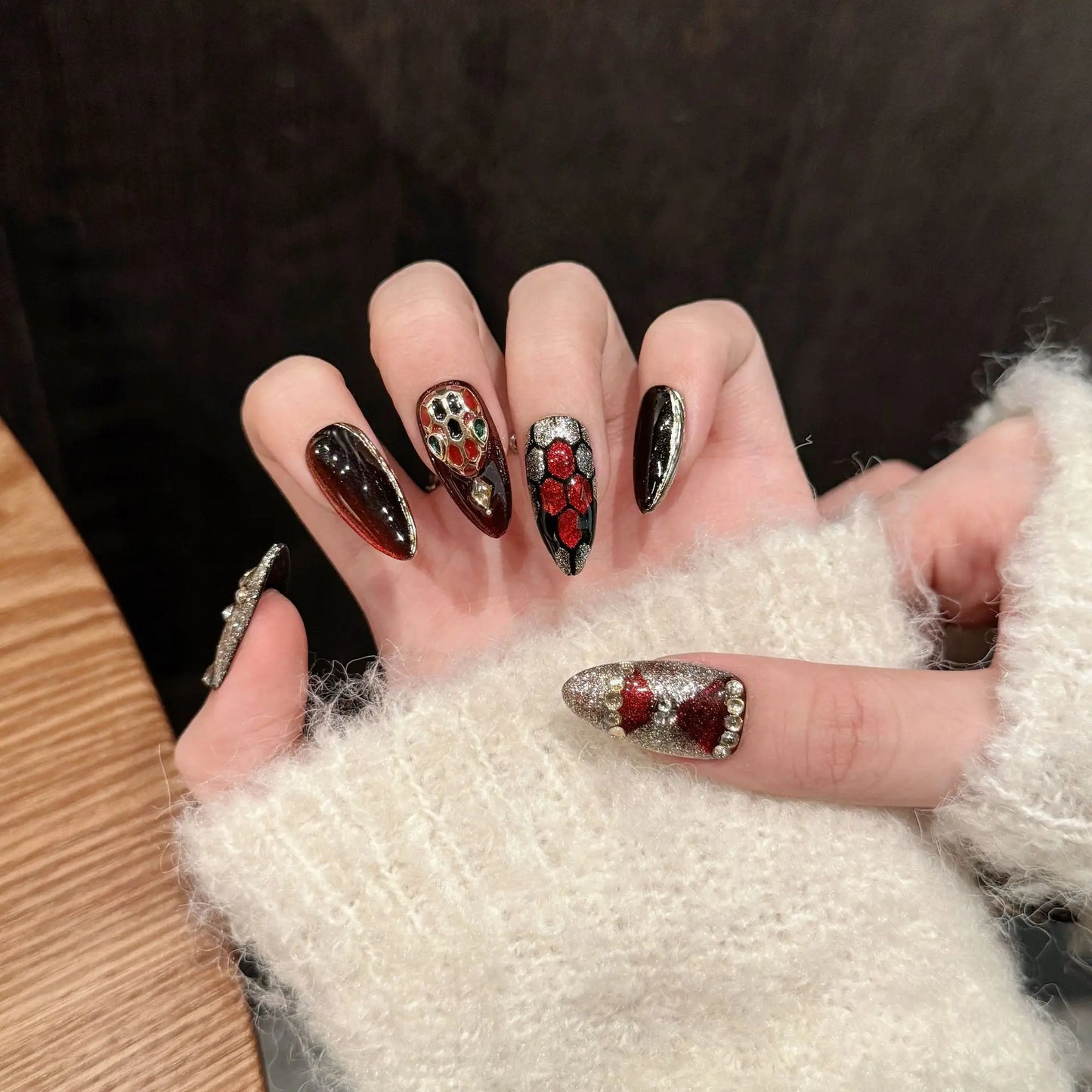10 uñas postizas hechas a mano para chicas atractivas, diseño de almendra roja oscura con polvo brillante y decoración de diamantes brillantes.