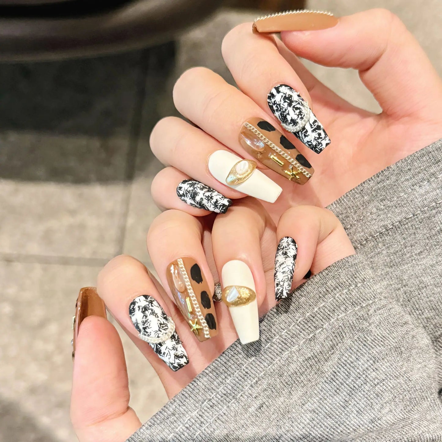 10 uñas postizas hechas a mano, color marrón mate, de longitud media, estilo ataúd, con cadena de metal y decoración de perlas, uñas artificiales para otoño.
