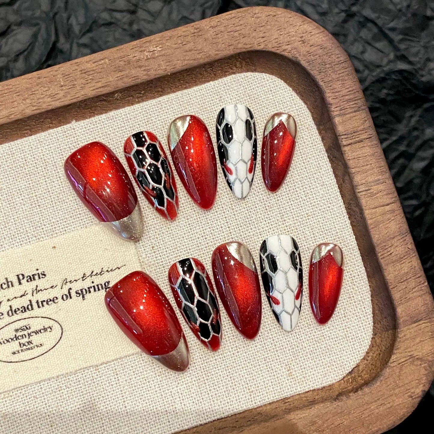10 uñas postizas hechas a mano para chicas atractivas, diseño de almendra roja oscura con polvo brillante y decoración de diamantes brillantes.