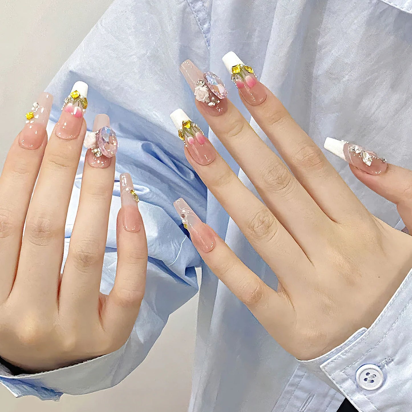 10 uñas postizas francesas blancas hechas a mano, color rosa suave, largas, estilo ataúd, con diseño de flor de tulipán 3D y diamantes brillantes.