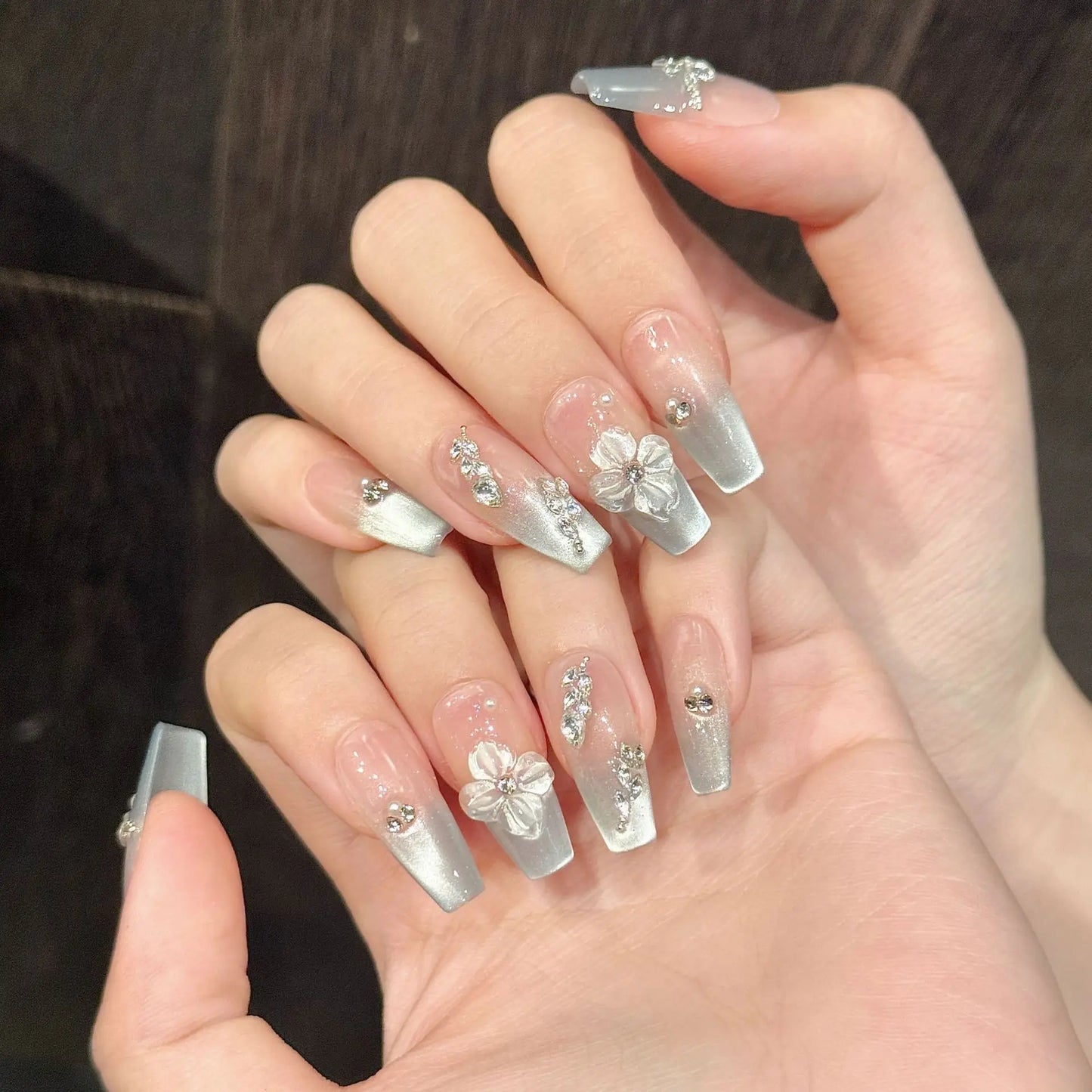 10 uñas postizas 3D talladas a mano con diseño de flor de hielo, color azul claro, estilo francés, estilo ojo de gato, hechas a mano, con encanto, para usar.