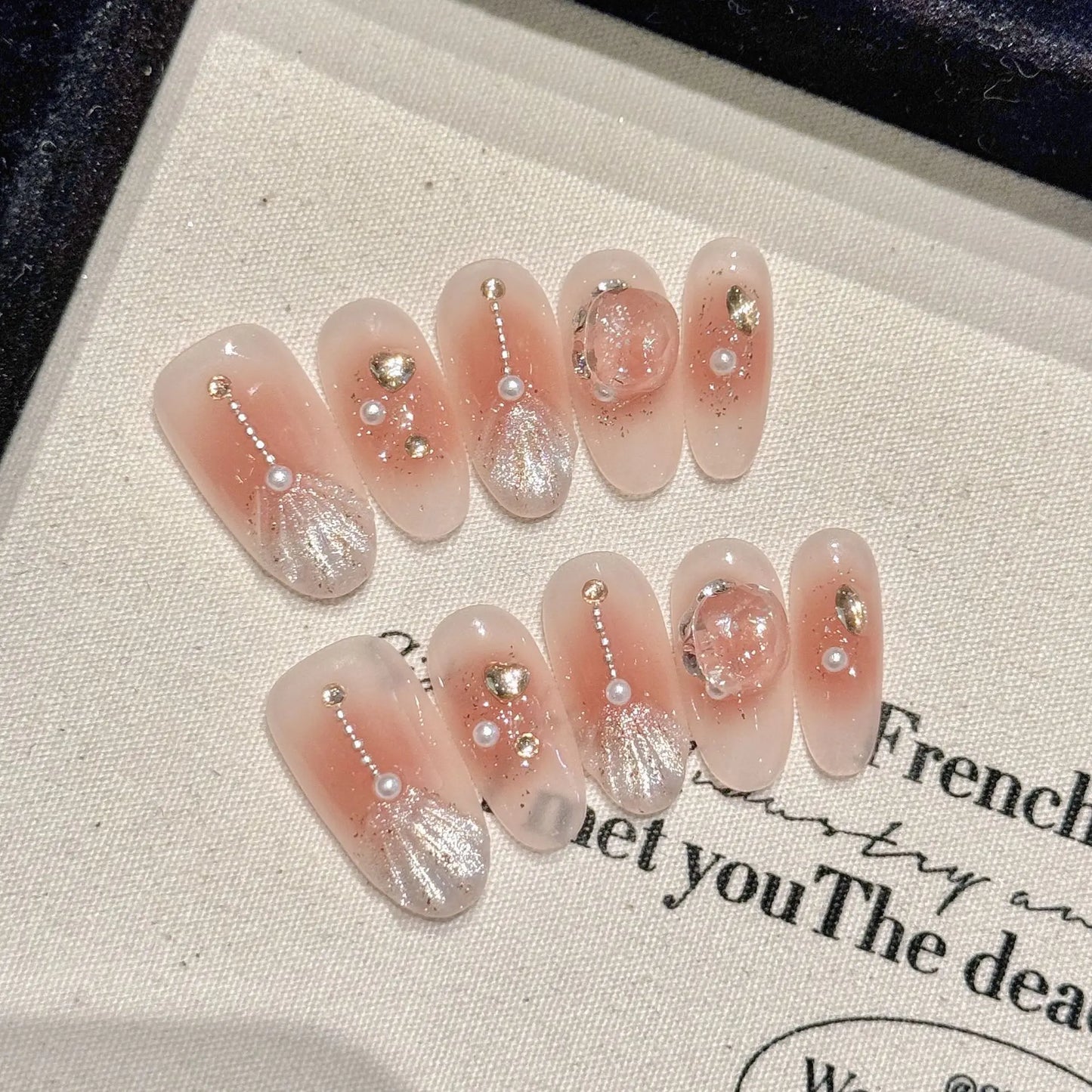10 Stück handgefertigte künstliche Meerjungfrau-Nägel, kurz, mandelglänzend, Katzenauge, zum Aufdrücken der Nägel mit 3D-Schwanen-Designs, lila, französische falsche Nagelspitzen