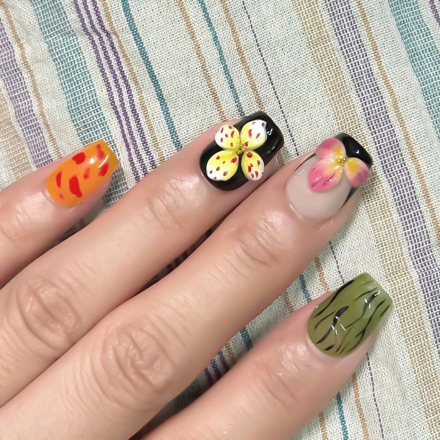 10 uñas postizas hechas a mano con diseños florales 3D de colores, brillantes, cortas, cuadradas, para verano.