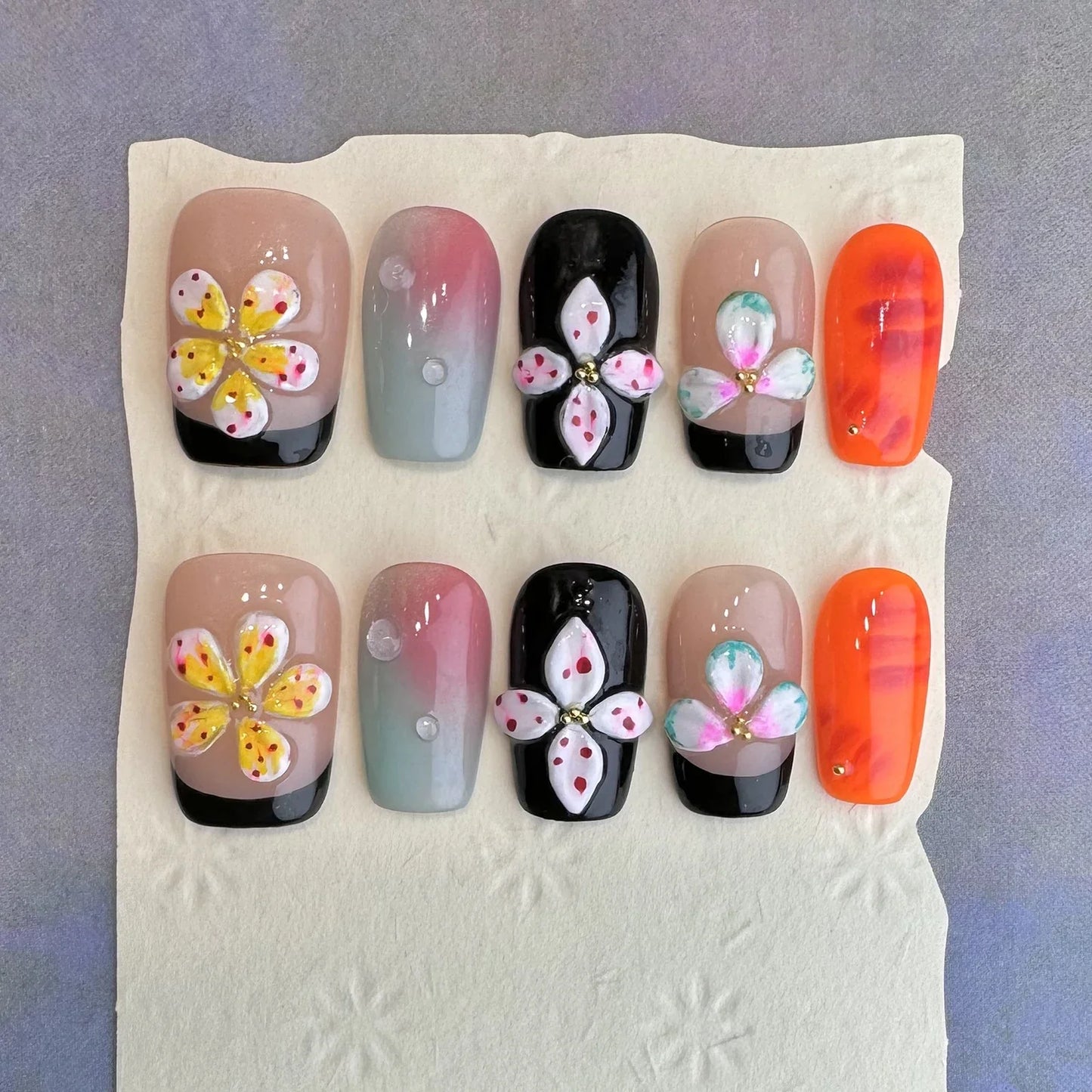 10 uñas postizas hechas a mano con diseños florales 3D de colores, brillantes, cortas, cuadradas, para verano.