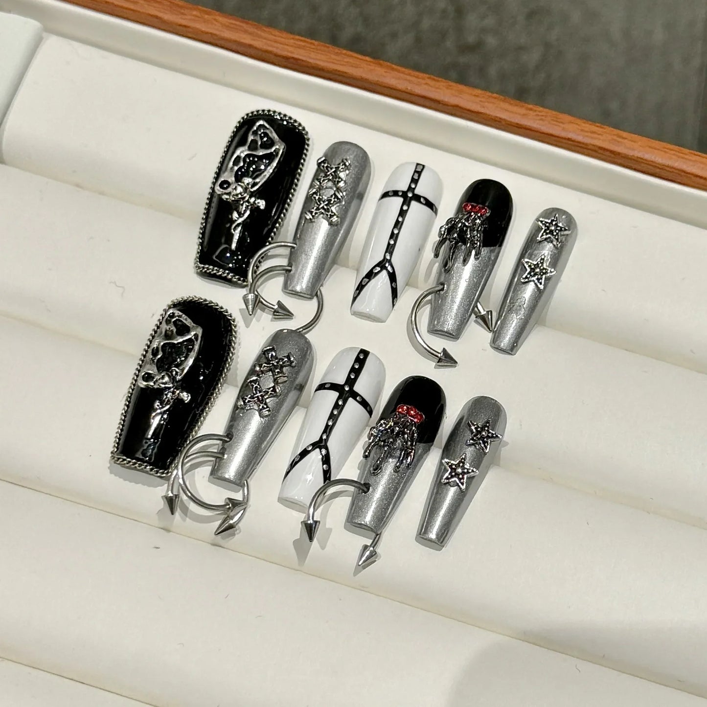 10 uñas postizas hechas a mano estilo punk Y2k con cadena de metal plateada y negra, uñas postizas de prensa, uñas de ataúd medianas, manicura desmontable.