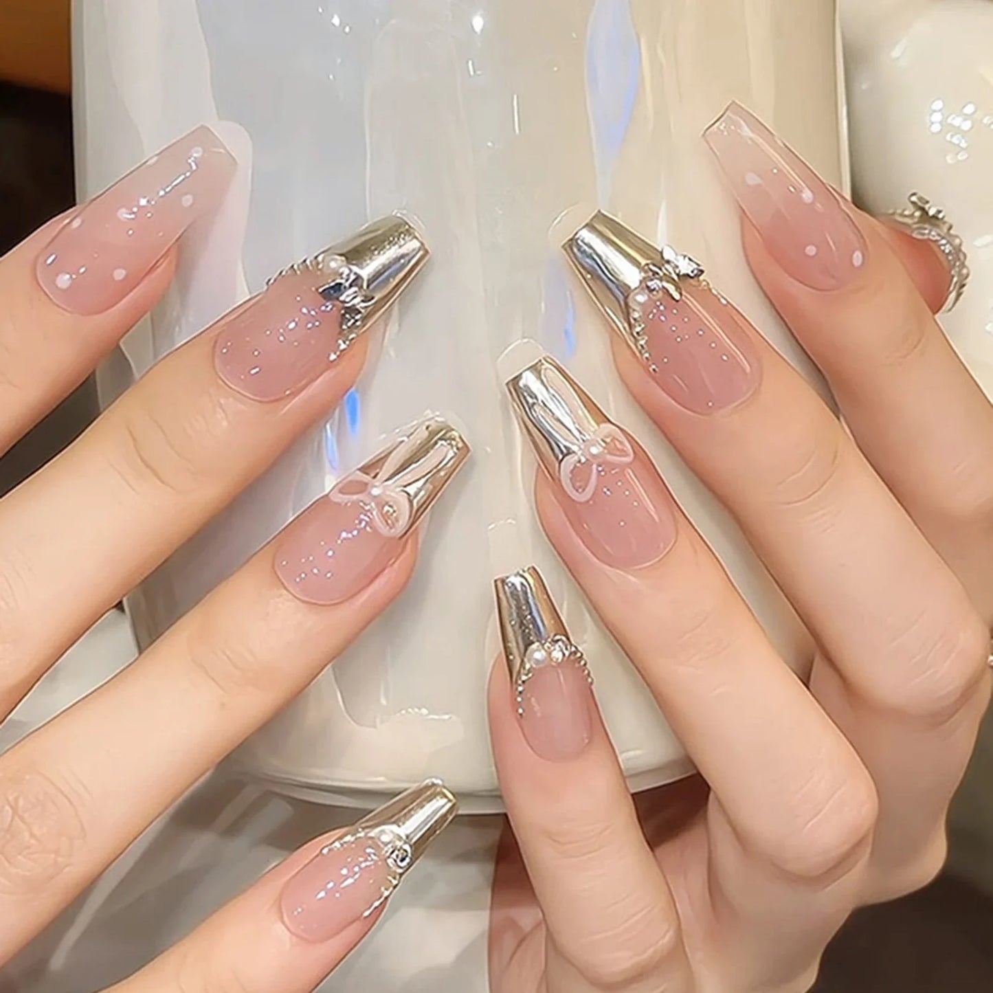 10 uñas postizas francesas hechas a mano, de longitud media, estilo ataúd, con diseño de mariposas, perlas y lazos de metal.