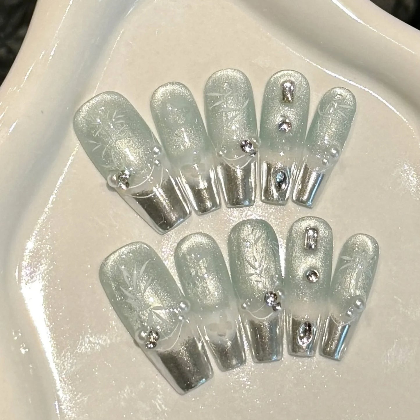 10 uñas postizas hechas a mano, estilo chino, plateadas, con puntas francesas, pintadas a mano, con hojas de bambú, perlas y diamantes.