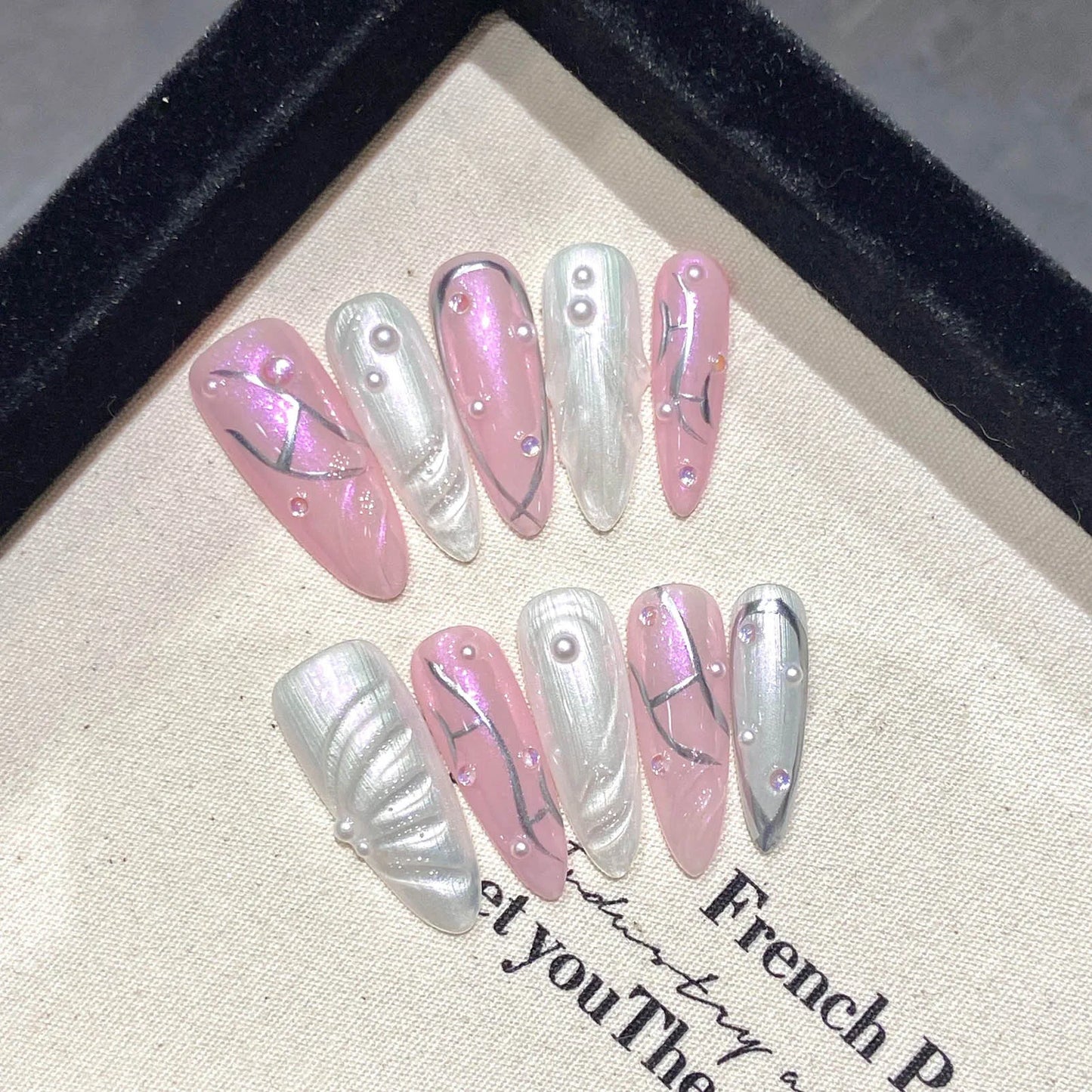 10 uñas postizas largas de almendra, hechas a mano, con diseño de ojo de gato, color rosa y blanco, con diseños de perlas, parches para uñas postizas fáciles de usar.