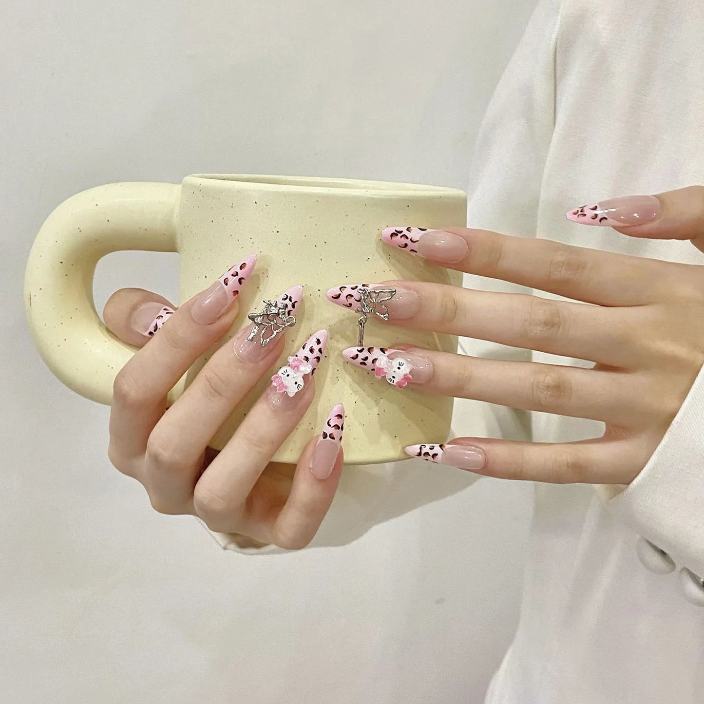 10 parches de uñas postizas francesas rosas, hechos a mano, con diseño de almendras largas, con estampado de leopardo y cadena de metal.