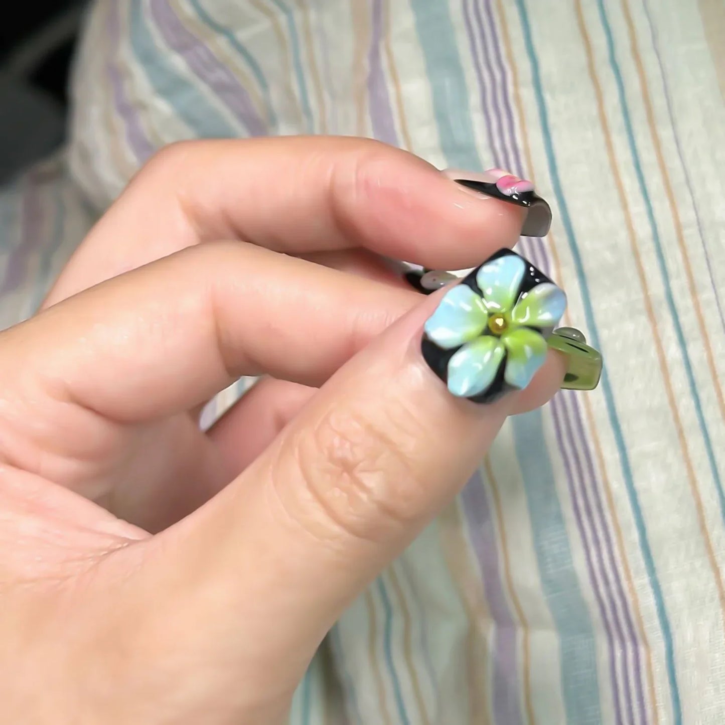 10 uñas postizas hechas a mano con diseños florales 3D de colores, brillantes, cortas, cuadradas, para verano.