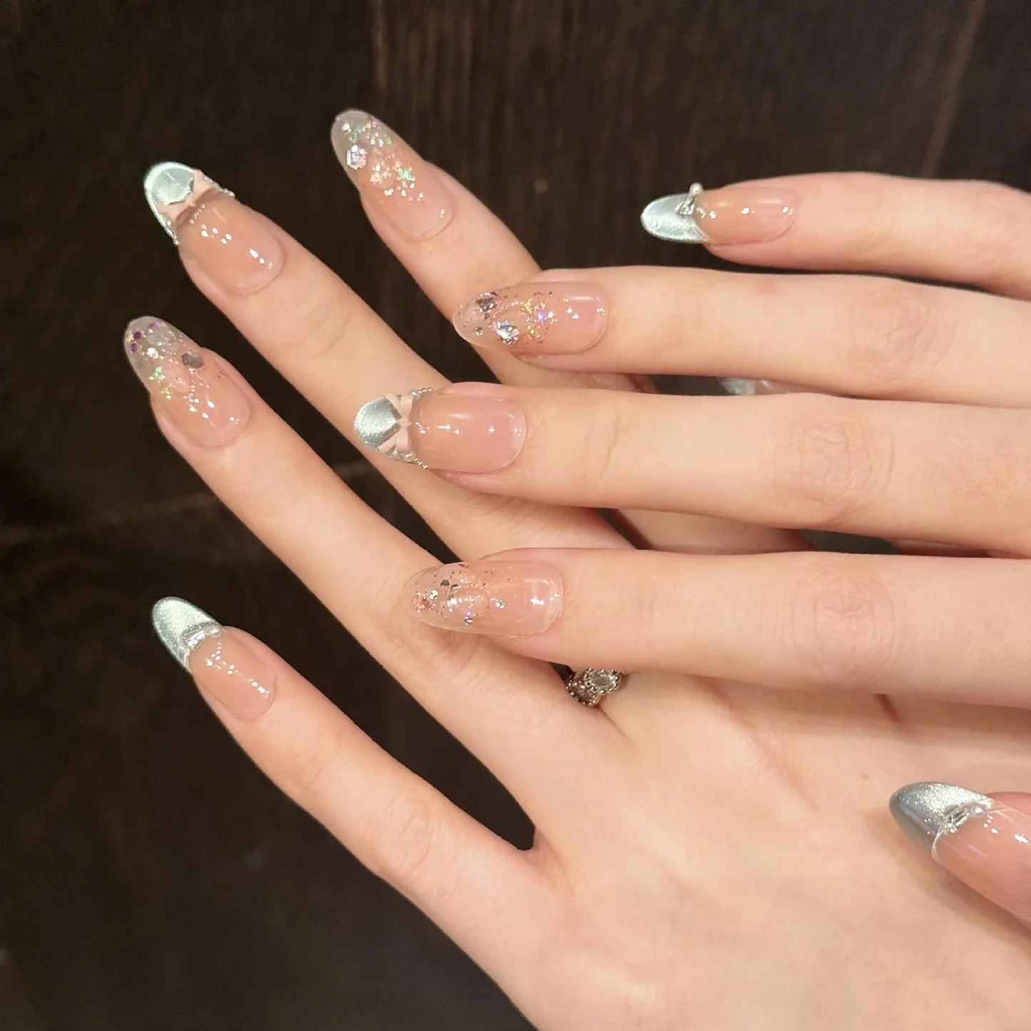 10 uñas postizas con lentejuelas brillantes, estilo ojo de gato, almendra dulce, estilo coreano, con lazos y decoración de perlas, color verde menta, estilo francés.