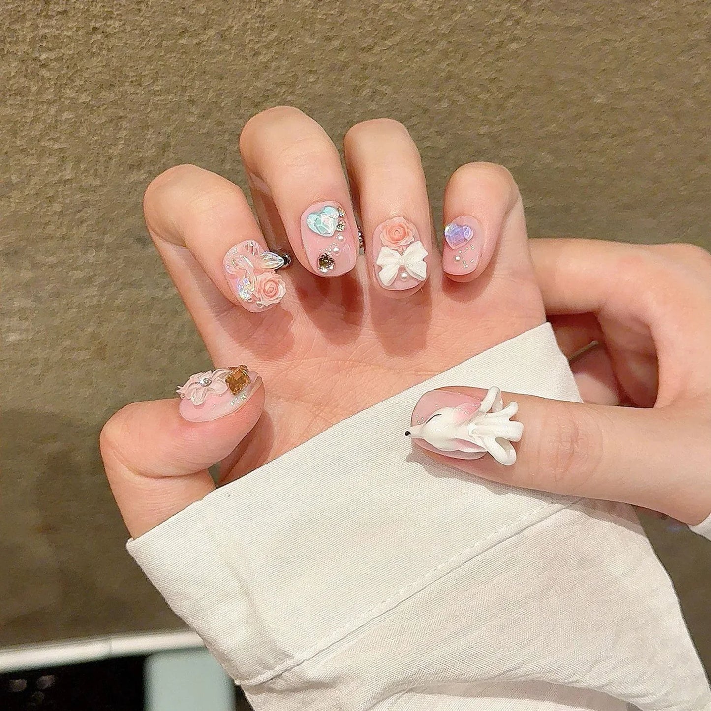 10 uñas postizas cuadradas cortas en rosa claro, hechas a mano, con lazos de flores de zorro 3D y diseños de mariposas.