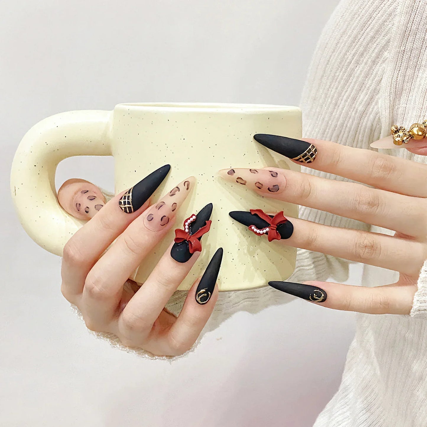 10 uñas postizas con estampado de leopardo, diseño de oso dorado 3D, lazo rojo, estilo barroco, hechas a mano, de lujo, largas y pesadas, con punta de aguja.