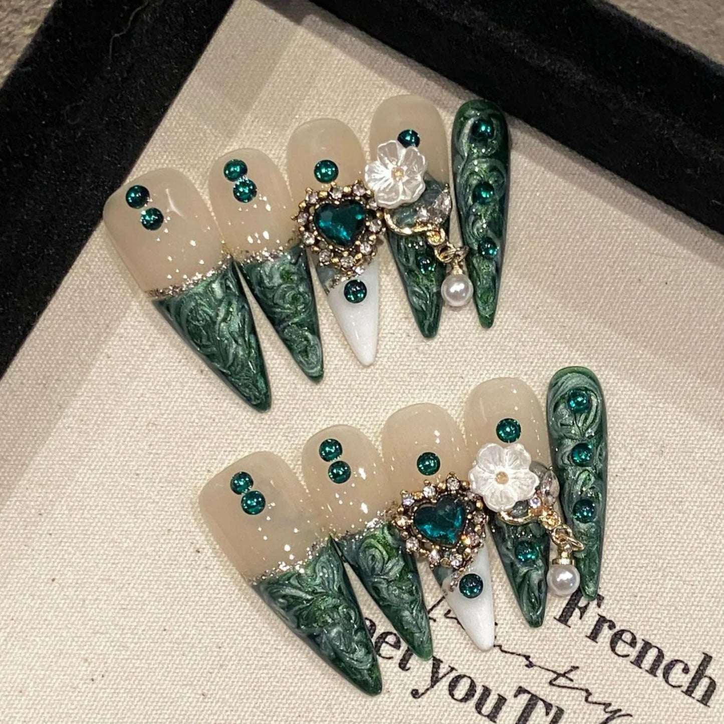 10 uñas postizas largas de almendra y esmeralda, con lazos de metal dorado 3D y cristales de diamante, de lujo, hechas a mano.
