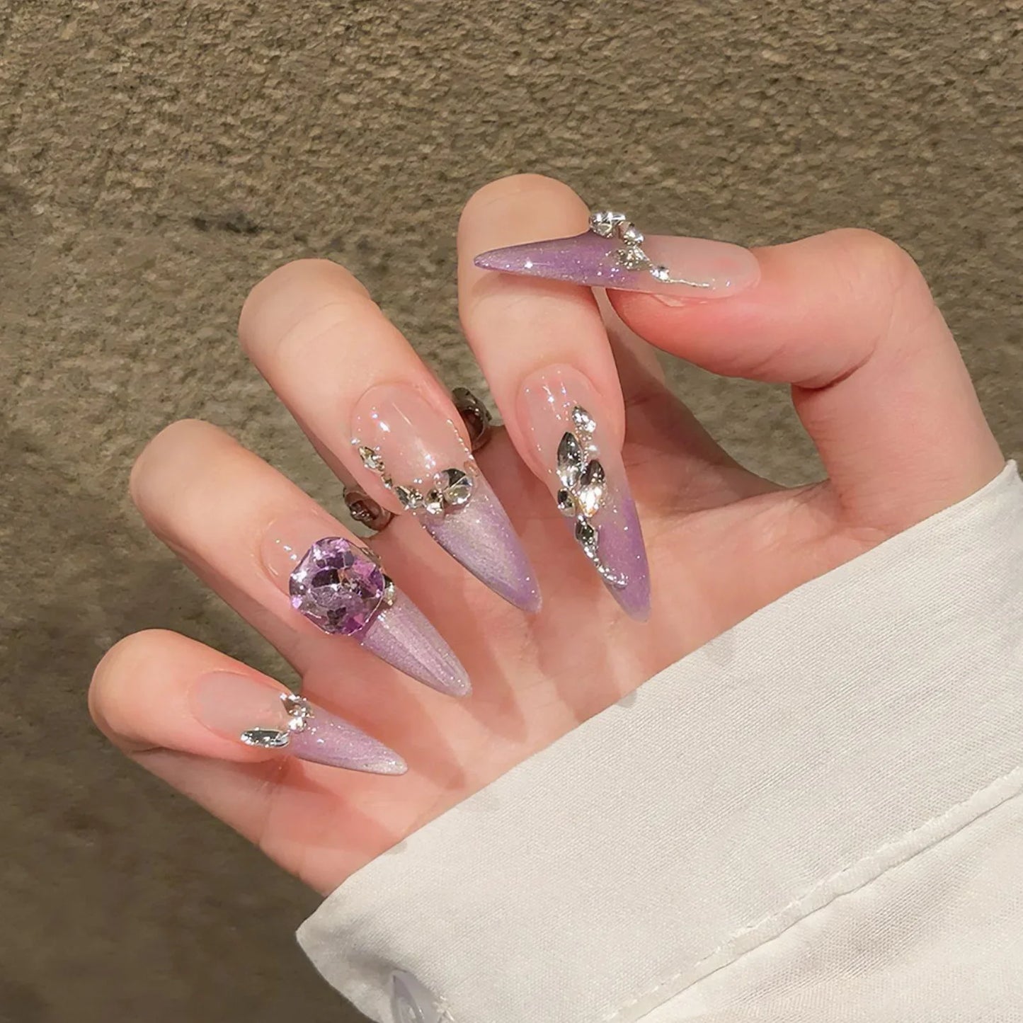 10 parches de uñas postizas moradas estilo francés, hechos a mano, con forma de estilete largo, con diseños de purpurina y diamantes de imitación, uñas postizas coreanas.