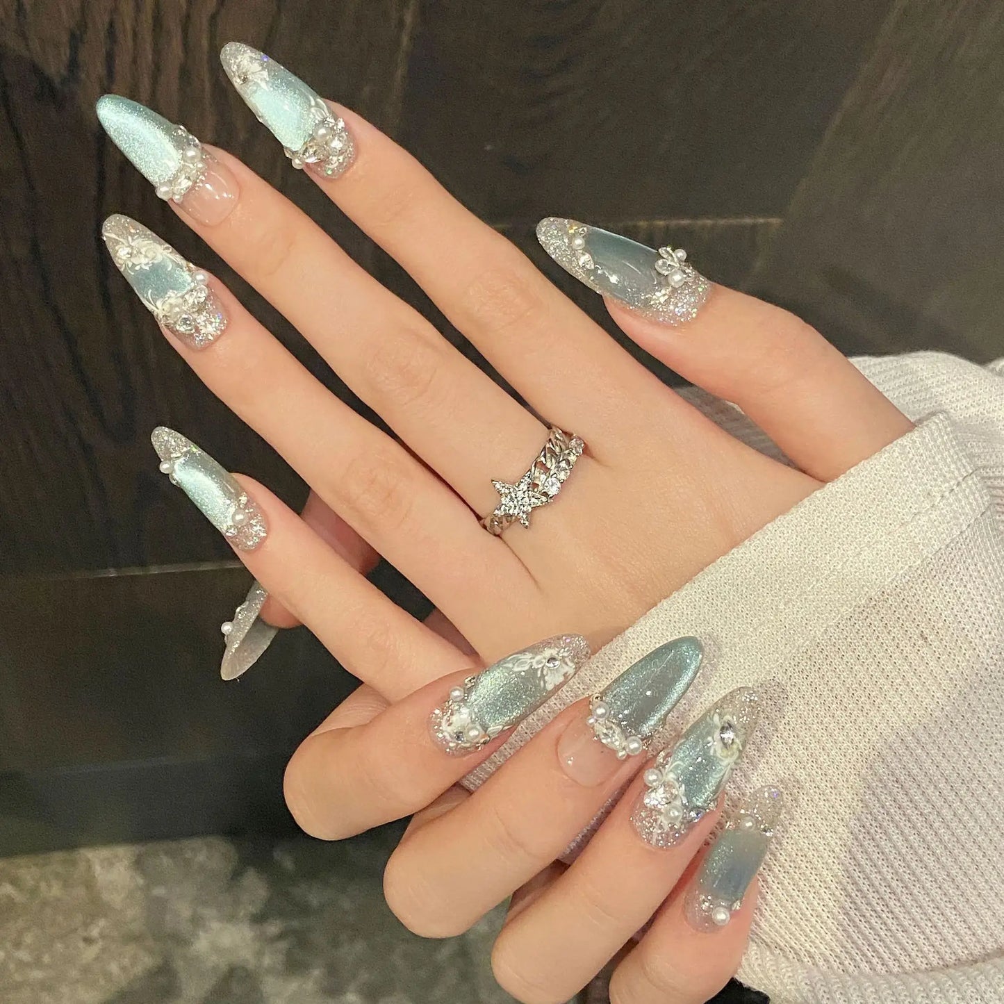 10 uñas postizas ligeras de lujo hechas a mano, brillantes, de color azul, con diseño de ojo de gato, almendra, con destellos de perla y diamante, con polvo plateado.