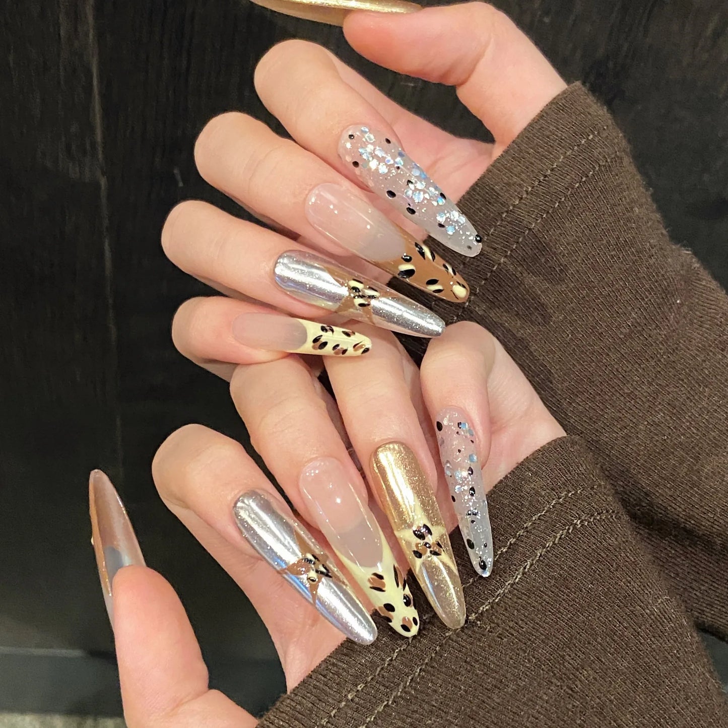 10 uñas postizas francesas con estampado de leopardo vintage Y2K, uñas postizas marrón oscuro hechas a mano con lentejuelas brillantes.