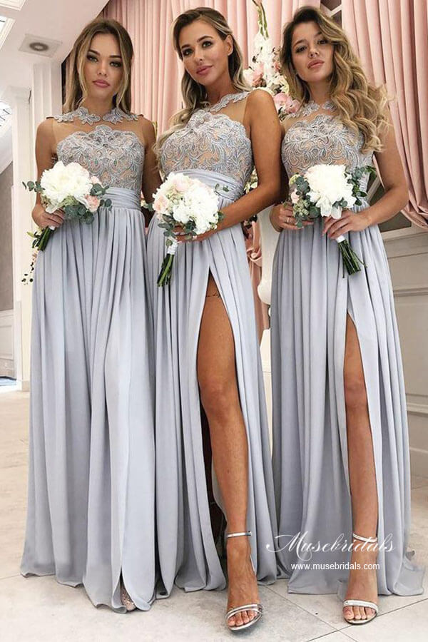 Silbernes Chiffon A-Linien-Brautjungfernkleid mit Spitzenapplikation und Schlitz