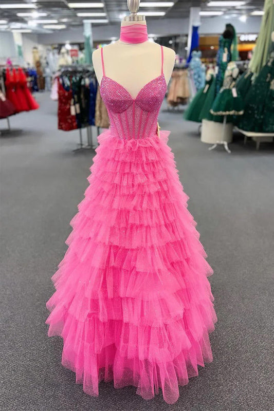 Vestido de fiesta largo rosa intenso con tirantes finos, cuentas y capas