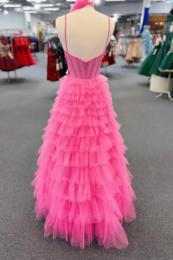 Vestido de fiesta largo rosa intenso con tirantes finos, cuentas y capas