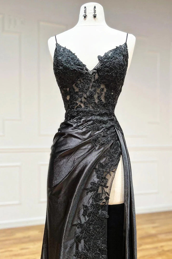 Vestido de fiesta largo negro con tirantes finos, apliques y abertura lateral