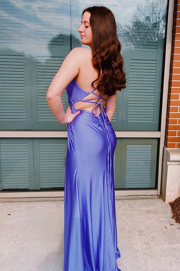 Vestido de fiesta morado con tirantes finos, espalda tipo corsé y abertura