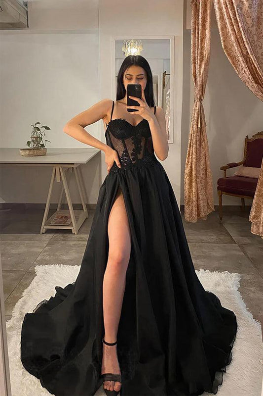 Vestidos de fiesta negros con tirantes finos, abertura en el muslo y apliques de encaje