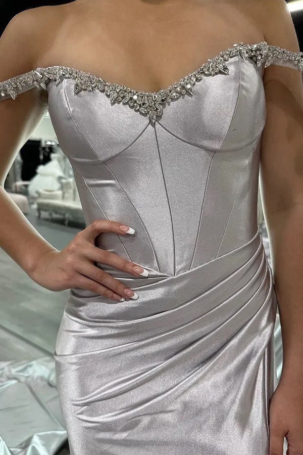 Vestido de fiesta largo con hombros descubiertos y diseño de sirena brillante en color plateado con corsé