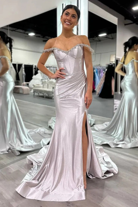 Vestido de fiesta largo con hombros descubiertos y diseño de sirena brillante en color plateado con corsé