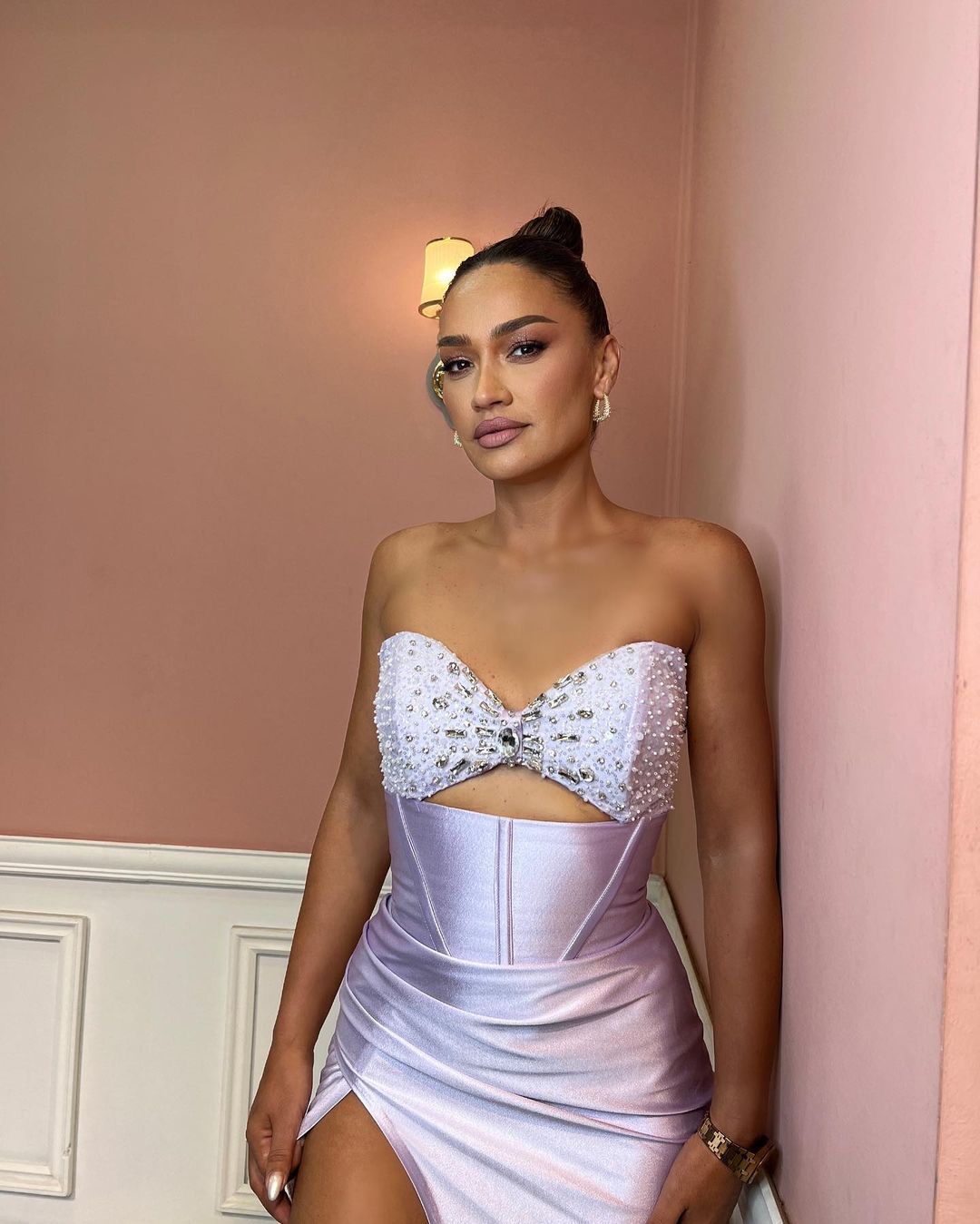 Vestido de fiesta sin mangas con escote sirena y abertura frontal con cuentas