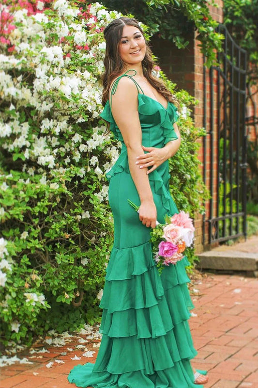Vestido de fiesta largo verde con tirantes, volantes y abertura en la espalda